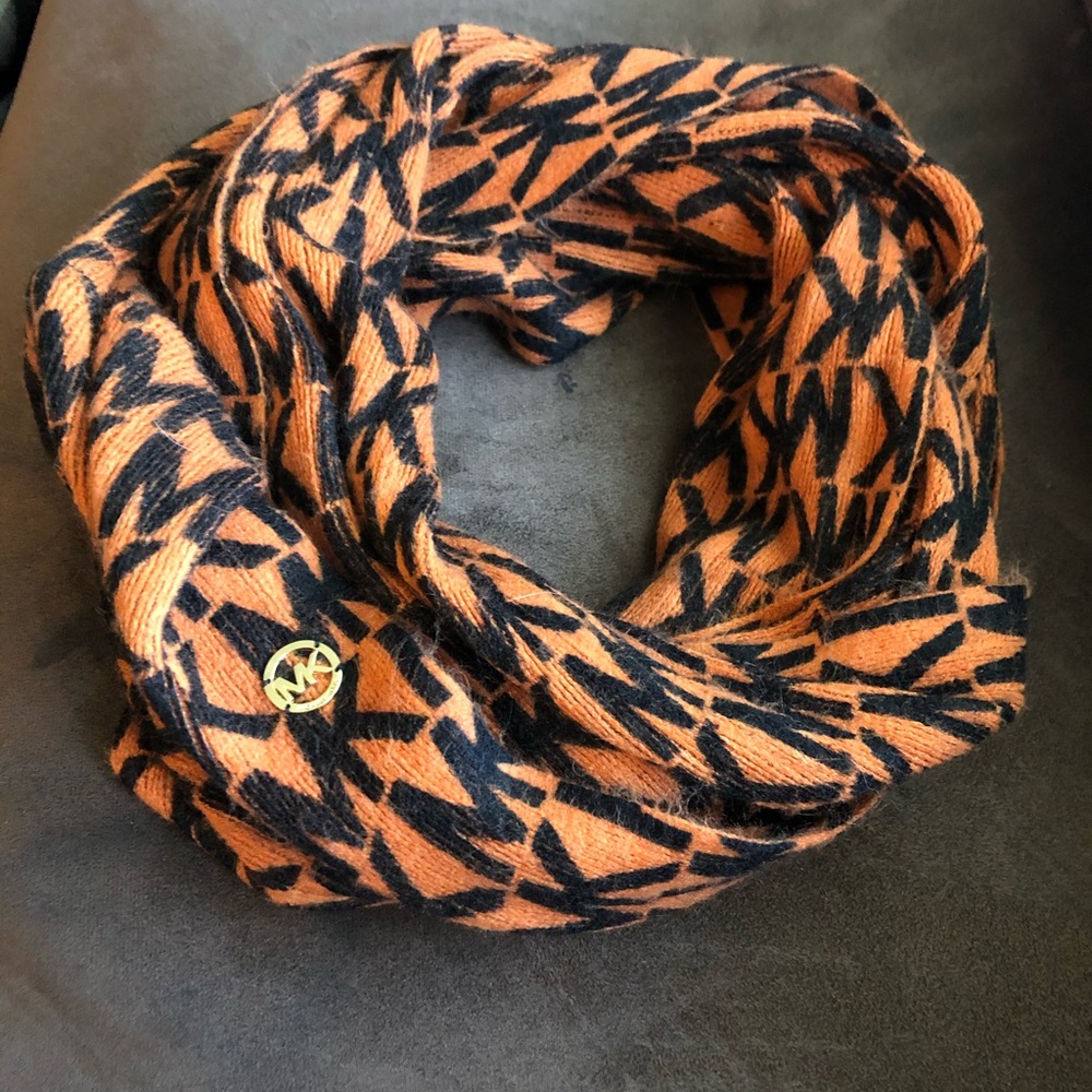 MK infinity scarf